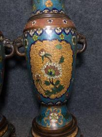 景泰蓝花瓶，长18厘米，宽15厘米，高44厘米，重20斤，3800元。