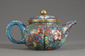 清代，“乾隆年制”紫砂珐琅彩花卉纹茶壶