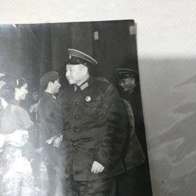原版老照片:1975年李德生少将接见浙江省歌舞团演员孙竹君等