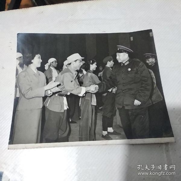 原版老照片:1975年李德生少将接见浙江省歌舞团演员孙竹君等