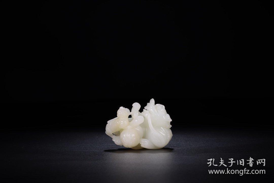 点击查看原图 清代,和田白玉太狮少狮戏球把件