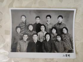 老照片：在北京首都影楼拍摄的合影黑白照片   共1张售     黑白照片箱00039-15