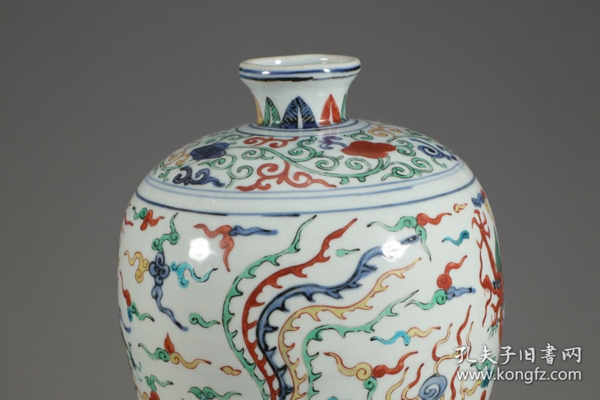 明代，“大明嘉靖年制”五彩龙凤纹梅瓶