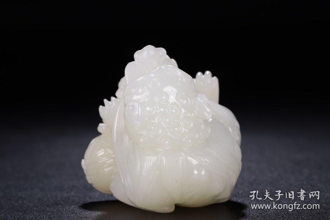 点击查看原图 清代,和田白玉太狮少狮戏球把件