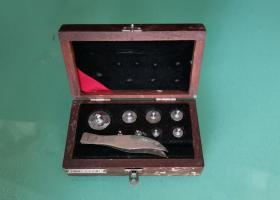 上海第二天平仪器厂砝码一盒八枚