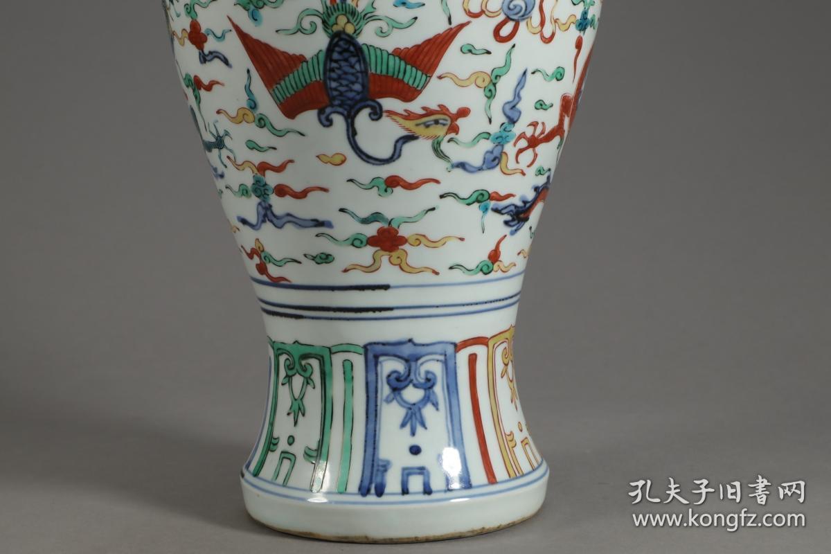 明代，“大明嘉靖年制”五彩龙凤纹梅瓶