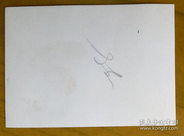 老照片：王天鹏回国疗养，与战友一起读《健康报》。————《健康报》1931年创刊于江西瑞金。1956年1月周恩来总理亲题报头。在专业报中她的历史最悠久。2009年，《健康报》入选中国世界纪录协会中国最早的卫生专业报，创造了中国报业的又一项中国之最。【皖南绩溪——上海小三线——万里锻压厂——王天鹏、吕素琴家庭系列】