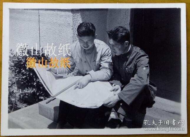 老照片：王天鹏回国疗养，与战友一起读《健康报》。————《健康报》1931年创刊于江西瑞金。1956年1月周恩来总理亲题报头。在专业报中她的历史最悠久。2009年，《健康报》入选中国世界纪录协会中国最早的卫生专业报，创造了中国报业的又一项中国之最。【皖南绩溪——上海小三线——万里锻压厂——王天鹏、吕素琴家庭系列】