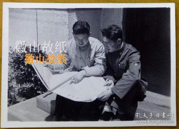 老照片：王天鹏回国疗养，与战友一起读《健康报》。————《健康报》1931年创刊于江西瑞金。1956年1月周恩来总理亲题报头。在专业报中她的历史最悠久。2009年，《健康报》入选中国世界纪录协会中国最早的卫生专业报，创造了中国报业的又一项中国之最。【皖南绩溪——上海小三线——万里锻压厂——王天鹏、吕素琴家庭系列】