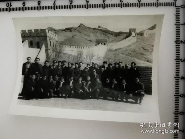 原国家民委专家张红、段星光旧藏老照片1张  1964年与哈尔滨话剧院千万不要忘记剧组在长城留影