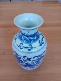青花瓷瓶
规格肚直径6.5，口直径4.6，高13.5cm