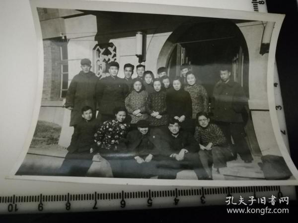 原国家民委专家张红、段星光旧藏老照片1张 风华正茂女大学生2