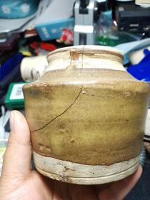 瓷罐，年代元，有裂，用胶粘的。