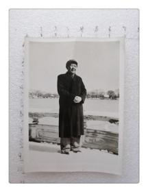 黑白照片：毛主席在雪地