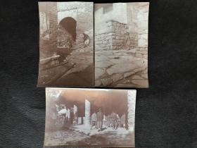 清代在寺庙门口的信徒们、城楼门的过路人等原版蛋清老照片旧相片3张