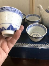K-0043海外回流 保真出口一等品 时期景德镇出口外贸瓷 2缸《素青花玲珑瓷茶杯5客+鹰嘴茶壶》花芯中国英文款/米通瓷中国景德镇制造 影视道具怀旧收藏/全新带原盒