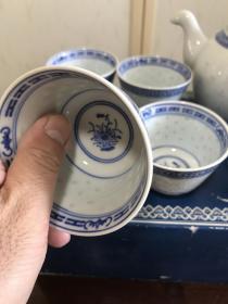 K-0043海外回流 保真出口一等品 时期景德镇出口外贸瓷 2缸《素青花玲珑瓷茶杯5客+鹰嘴茶壶》花芯中国英文款/米通瓷中国景德镇制造 影视道具怀旧收藏/全新带原盒