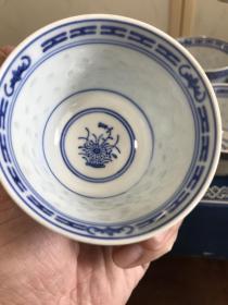 K-0043海外回流 保真出口一等品 时期景德镇出口外贸瓷 2缸《素青花玲珑瓷茶杯5客+鹰嘴茶壶》花芯中国英文款/米通瓷中国景德镇制造 影视道具怀旧收藏/全新带原盒
