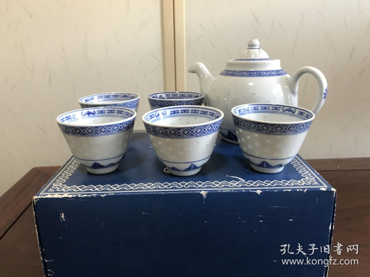 K-0043海外回流 保真出口一等品 时期景德镇出口外贸瓷 2缸《素青花玲珑瓷茶杯5客+鹰嘴茶壶》花芯中国英文款/米通瓷中国景德镇制造 影视道具怀旧收藏/全新带原盒