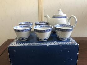 K-0043海外回流 保真出口一等品 时期景德镇出口外贸瓷 2缸《素青花玲珑瓷茶杯5客+鹰嘴茶壶》花芯中国英文款/米通瓷中国景德镇制造 影视道具怀旧收藏/全新带原盒