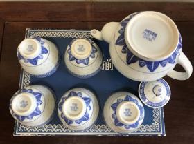 K-0043海外回流 保真出口一等品 时期景德镇出口外贸瓷 2缸《素青花玲珑瓷茶杯5客+鹰嘴茶壶》花芯中国英文款/米通瓷中国景德镇制造 影视道具怀旧收藏/全新带原盒