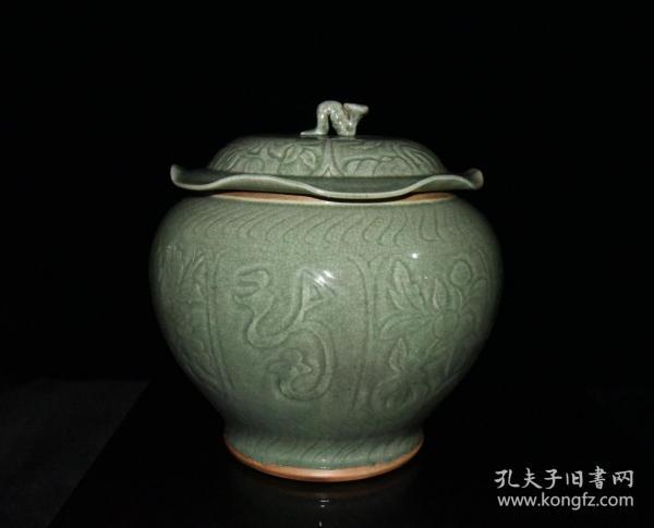 清代龙泉开片雕刻花卉荷叶盖罐