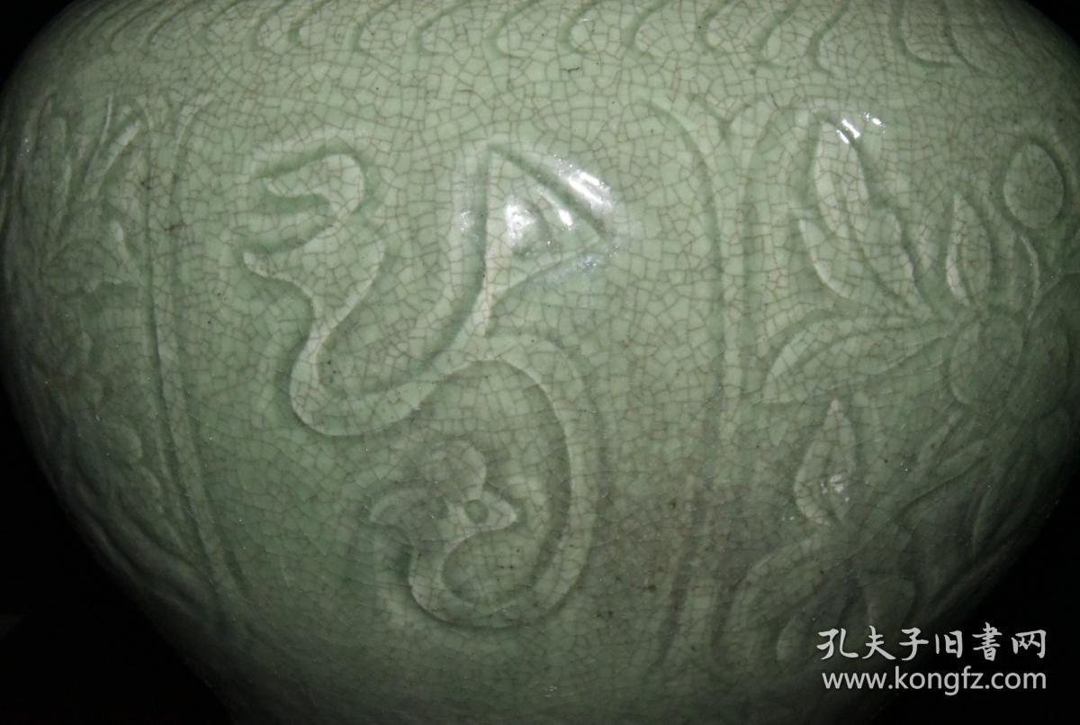 清代龙泉开片雕刻花卉荷叶盖罐