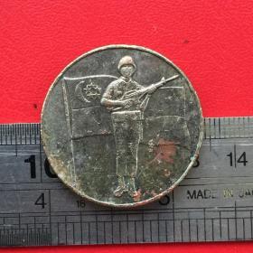 A987旧铜新加坡为了良好的服务军人持枪国旗图铜牌章铜币珍藏收藏