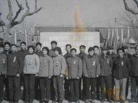 老照片【80年代，在向中国女排学习宣传牌前合影】