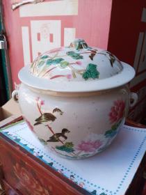 大瓷罐一个，年代清末民国，也有人认为是50年代 ，喜欢的来买，售出不退。