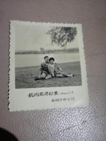 老照片，西湖边夫妻留影，杭州花港观鱼，1960年5.1节，西湖照相馆摄