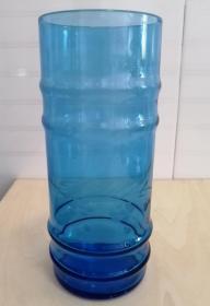 八十年代蓝色玻璃水杯一个，果汁杯，造型优美，刻花卉纹饰。老玻璃杯， 老物件摆设，家具怀旧陈设