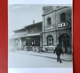 老照片翻拍，20世纪70年代，呼和浩特市旧城 “德泰王（玉）药店”。照片不很清楚，但胜千言。