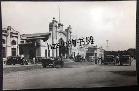 【照片珍藏】民国时期哈尔滨火车站及周边景象照片版明信片，可见车站前的各式汽车和车牌等，附今图