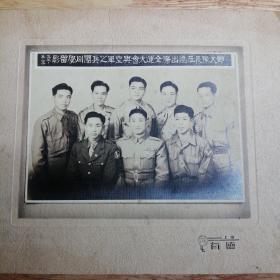 邓大队长临沪出席全运大会与空军之兵团同学留影，三七年五月，照片内容好，品相好，存世量少。