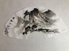 著名山水画家，中美协会员,张谦老师精品,山水扇面【山里人家图】尺寸50*25厘米，终身保真,有合影视频，放心收藏！
张老师山水作品,市场价每平尺6000元!且藏且珍惜!