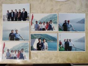 彩色照片：各参会领导在三峡大坝前合影的彩色照片       共7张照片合售     彩色照片箱2   00188
