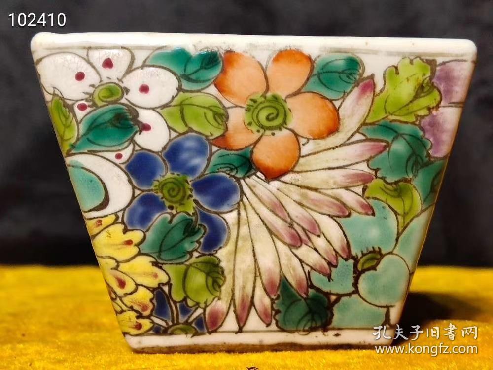 粉彩小方斗，彩绘图案清晰，保存完整漂亮，品像如图！