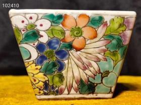 粉彩小方斗，彩绘图案清晰，保存完整漂亮，品像如图！