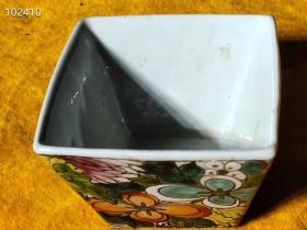 粉彩小方斗，彩绘图案清晰，保存完整漂亮，品像如图！