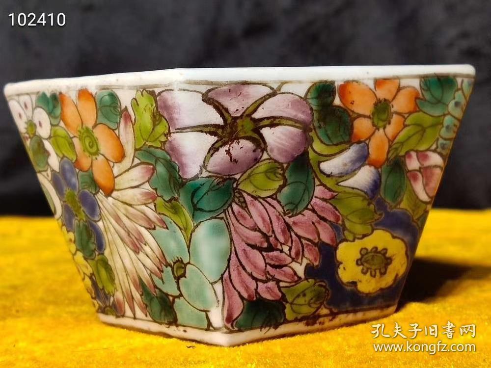 粉彩小方斗，彩绘图案清晰，保存完整漂亮，品像如图！