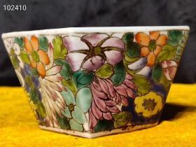 粉彩小方斗，彩绘图案清晰，保存完整漂亮，品像如图！