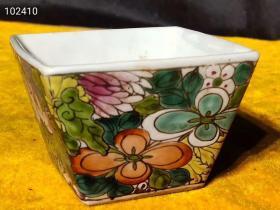 粉彩小方斗，彩绘图案清晰，保存完整漂亮，品像如图！