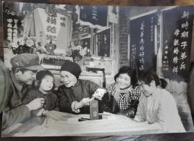 1982年河南禹县 全国拥军模范 子弟兵的好妈妈 赵趁妮与家人合影照片 新闻出版原版照片