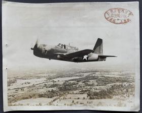 中国航空学先驱、北航创始人之一、世界首架夜间战斗机“黑寡妇”研制者之一王俊奎1947年10月签赠西北工学院航空试验馆 美国诺斯拉普飞机工厂原版飞机照片一张（作为世界上第一架夜间战斗机“黑寡妇”的研制者之一，王俊奎在1947年回国前向美国诺斯拉普飞机工厂里要了一架崭新的“黑寡妇”夜战机，后因运费不足而放弃，但却带回了各种飞机照片回中国。）