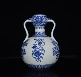 清雍正青花花卉硕果纹如意尊