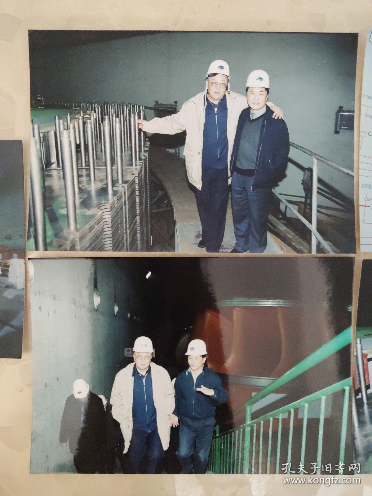彩色照片：王超拍摄---工程师们检查水电站的发电设备的彩色照片       共5张照片合售     彩色照片箱3   00193