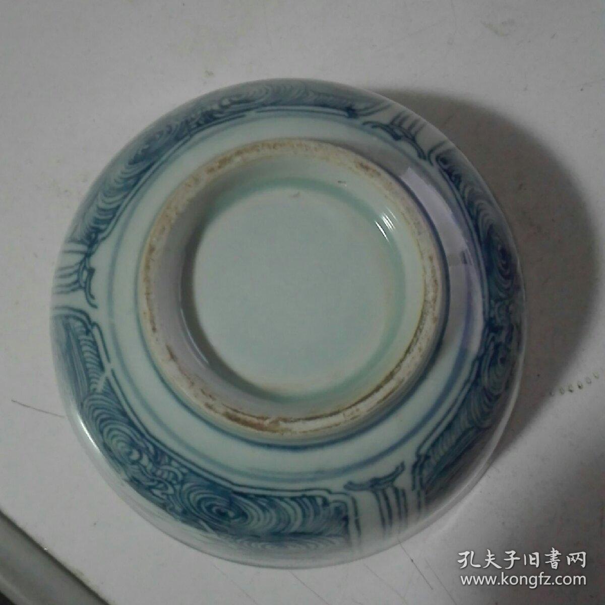 明代晚期豆青釉三面开窗青花留白马纹碗，瓷器大碗，民窑精品，收藏佳品。口径14.5厘米，足径6厘米，高7.6厘米。碗内有一处鼓釉。