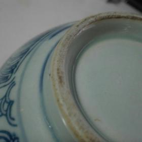 明代晚期豆青釉三面开窗青花留白马纹碗，瓷器大碗，民窑精品，收藏佳品。口径14.5厘米，足径6厘米，高7.6厘米。碗内有一处鼓釉。
