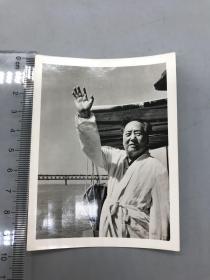 毛泽东选集（一卷本）附带毛主席照片、丝线照各一张